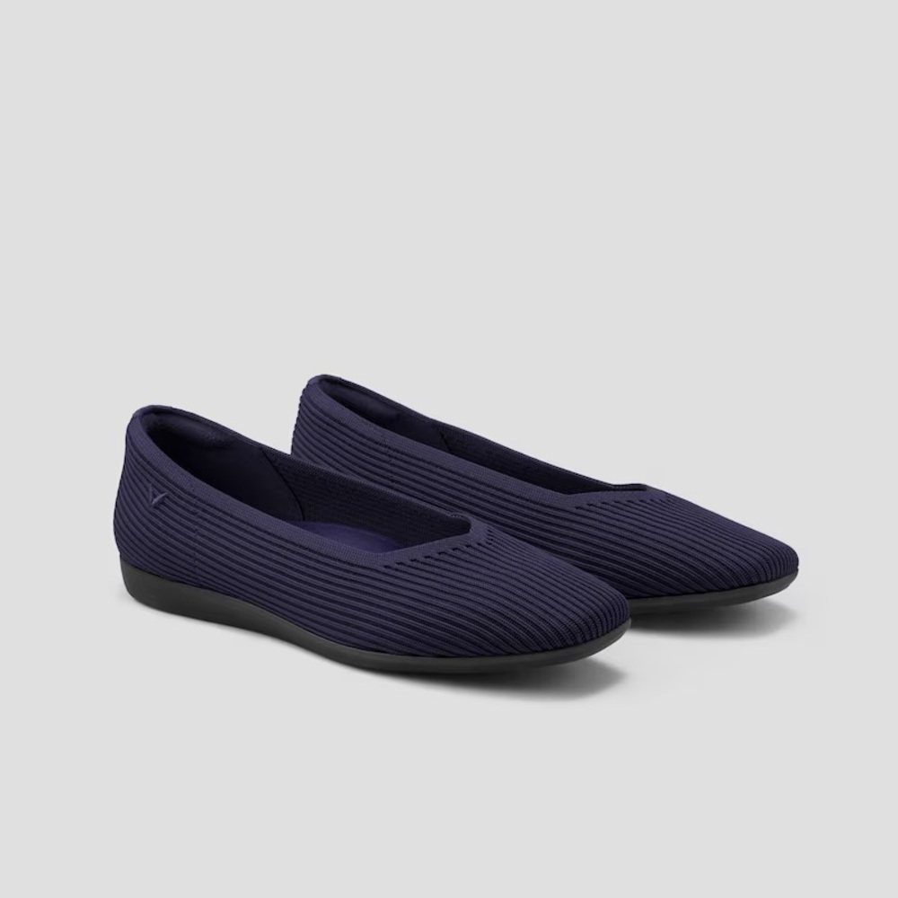 Vivaia Margot Walker Lightweight Square-Toe V-Cut Flats NWT Size 6.5 Wide Navy